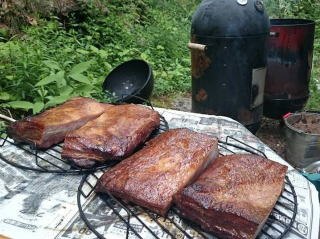 庭で燻した自家製スモークベーコン