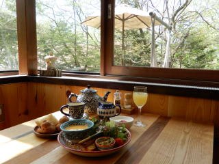 ウズベキスタンの器で供する朝食