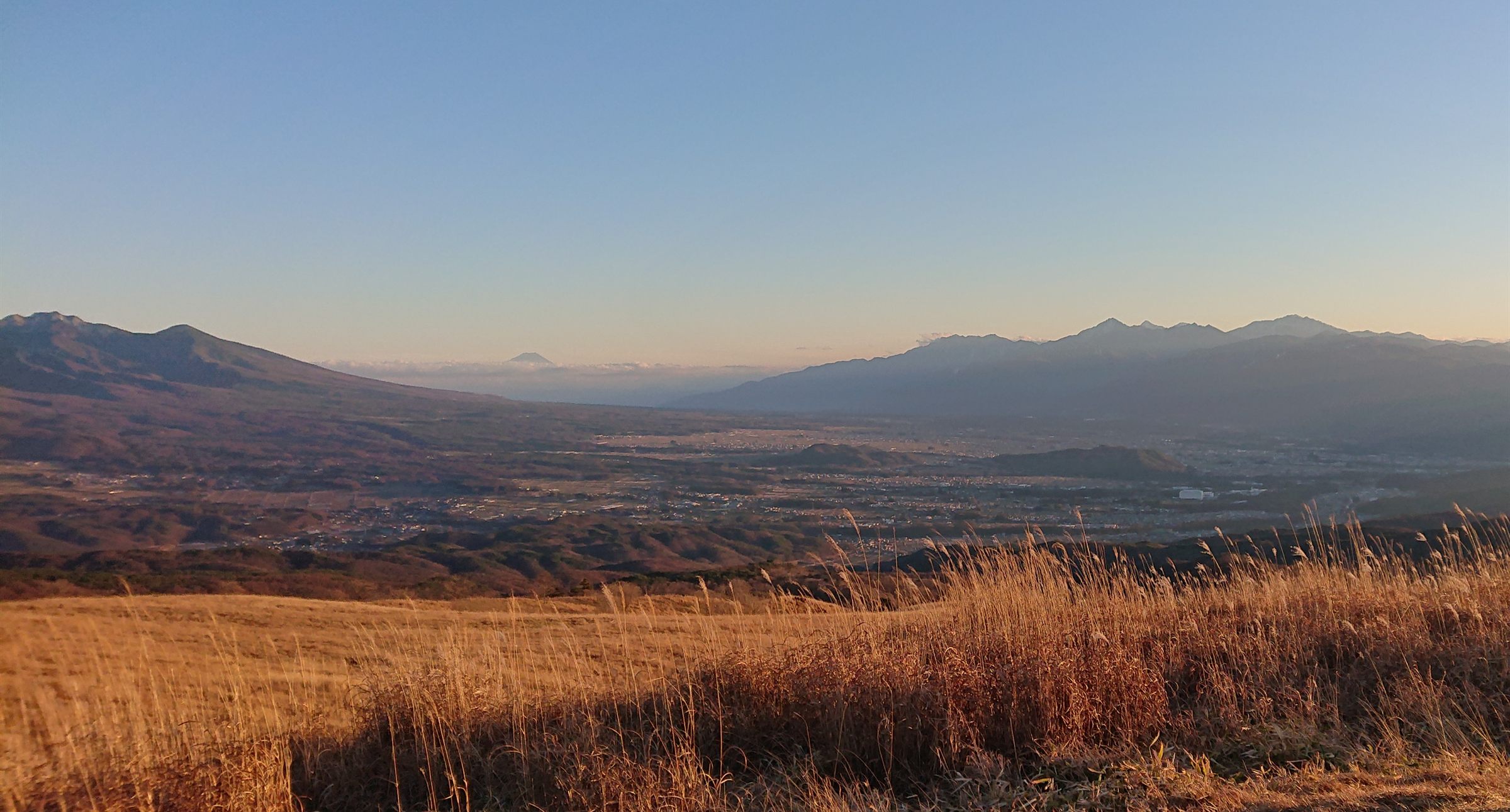 蓼科高原から望む八ヶ岳と諏訪盆地の朝景