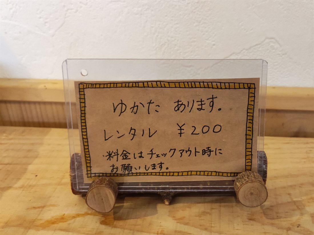 りんごの枝のタオル掛けがある洗面所